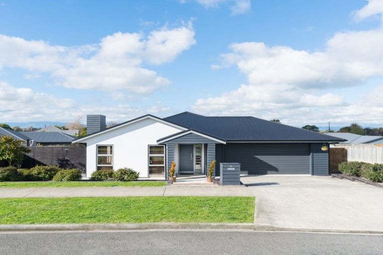 Photo of property in 14 Stonebridge Heights, Feilding, 4702