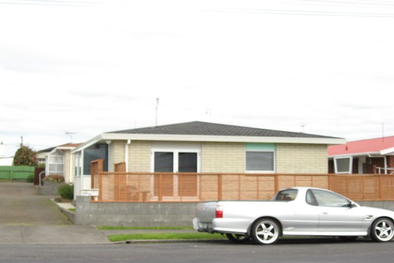 Photo of property in 2/10 Karamu Street, Strandon, New Plymouth, 4312