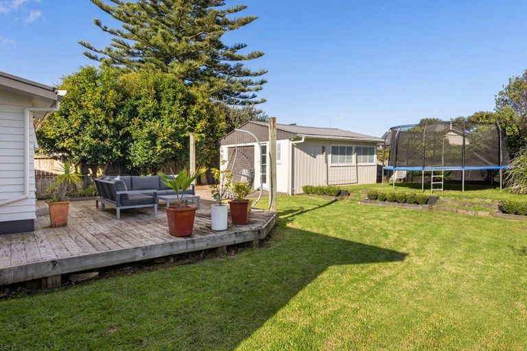 Photo of property in 1 Waipani Road, Te Atatu Peninsula, Auckland, 0610