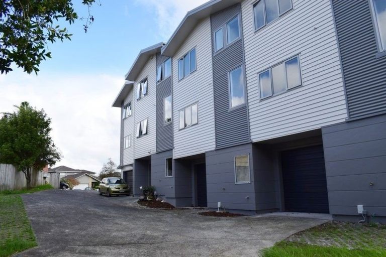 Photo of property in 10/15 Andersons Road, Oteha, Auckland, 0632