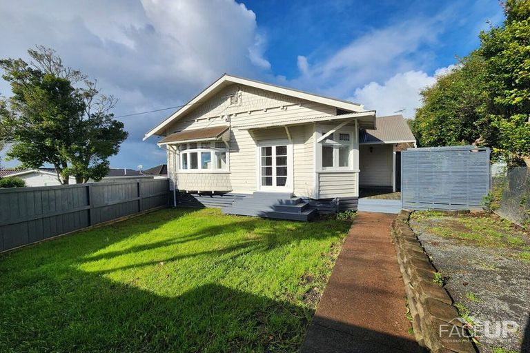 Photo of property in 1/194 Waimumu Road, Massey, Auckland, 0614