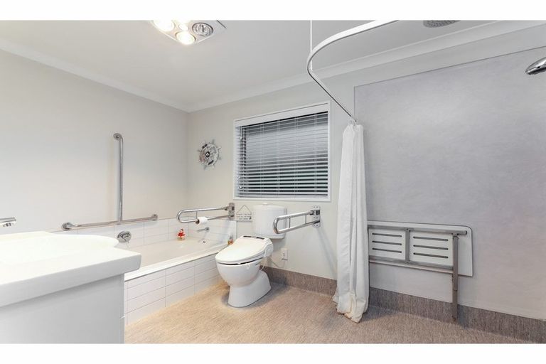 Photo of property in 132 Beach Road, North New Brighton, Christchurch, 8083