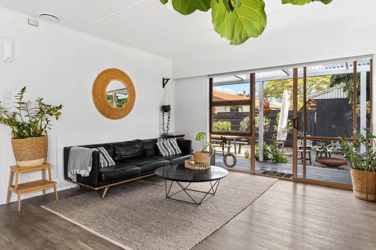 Photo of property in 1 Mahupuku Street, Greytown, 5712