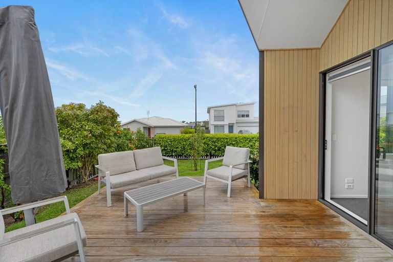 Photo of property in 8 Kuparu Lane, Red Beach, 0932