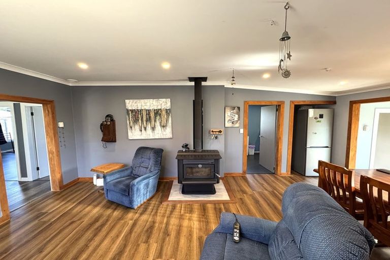 Photo of property in 33 Main Road, Owaka, 9535