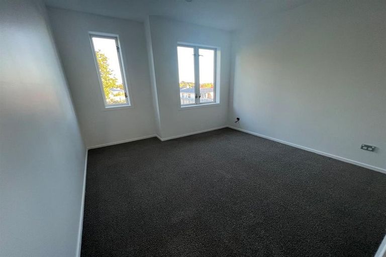 Photo of property in 25 Stitchbird Crescent, Papakura, 2110