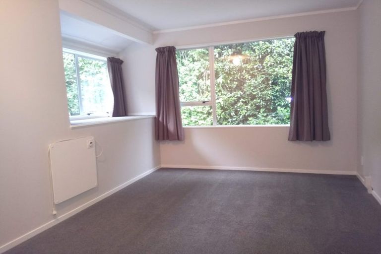 Photo of property in 5a Robert Street, Newlands, Wellington, 6037