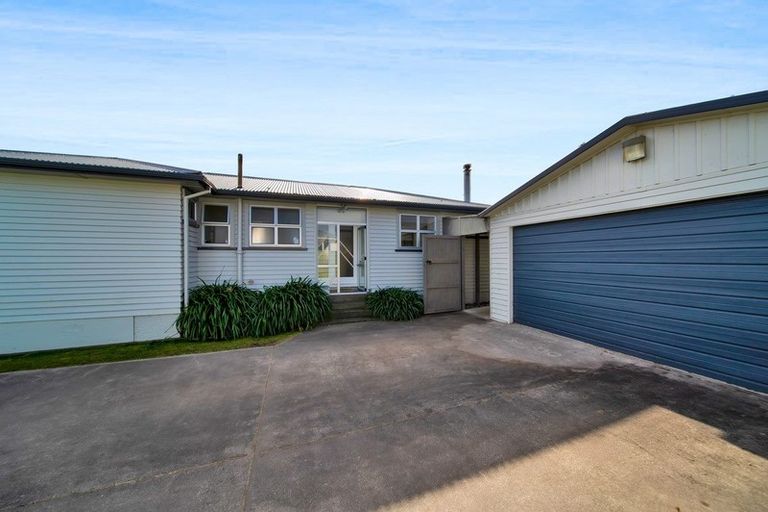 Photo of property in 11 Manawapou Road, Hawera, 4610