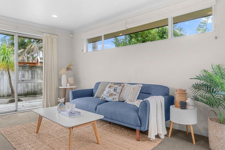 Photo of property in 11 Miami Place, One Tree Point, 0118