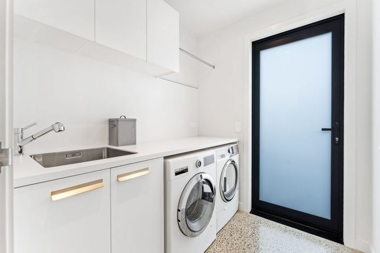 Photo of property in 7 Laguna Place, Matakatia, Whangaparaoa, 0930