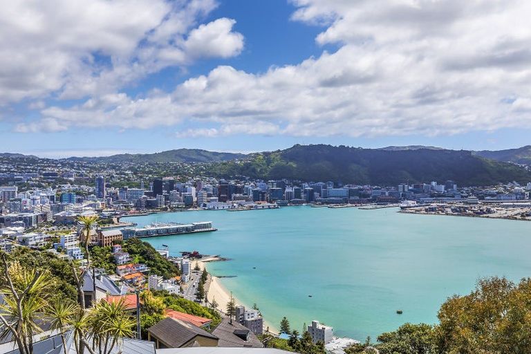 Photo of property in 2 Robieson Lane, Roseneath, Wellington, 6011