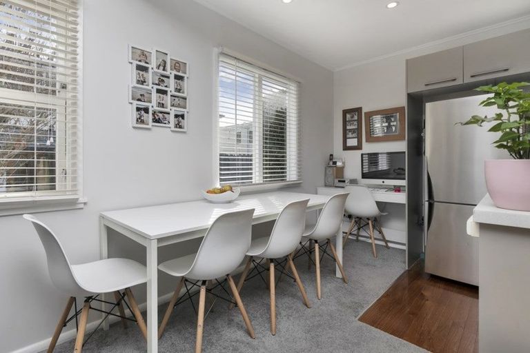 Photo of property in 2/622 East Coast Road, Pinehill, Auckland, 0630