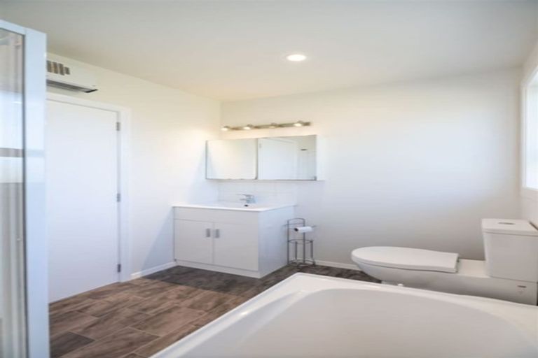 Photo of property in 30 Dickson Crescent, Hornby, Christchurch, 8042