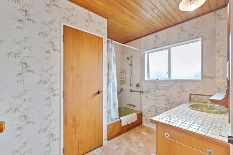 Photo of property in 2/21 Rollerson Street, Papakura, 2110