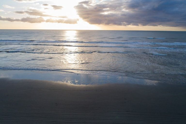 Photo of property in 10 Marine Parade South, Foxton Beach, Foxton, 4815