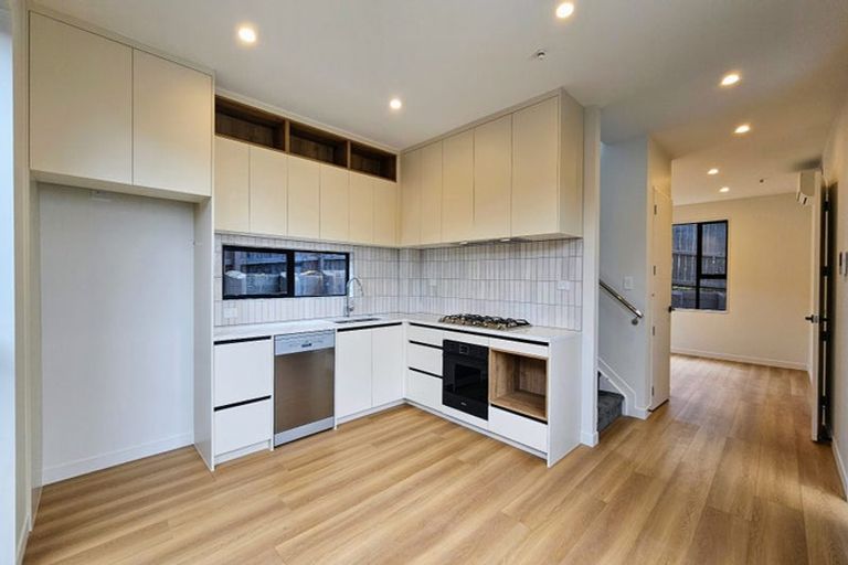 Photo of property in 7b Lewisham Street, Highland Park, Auckland, 2010