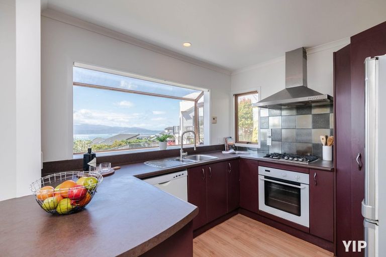 Photo of property in 37 Dress Circle, Newlands, Wellington, 6037