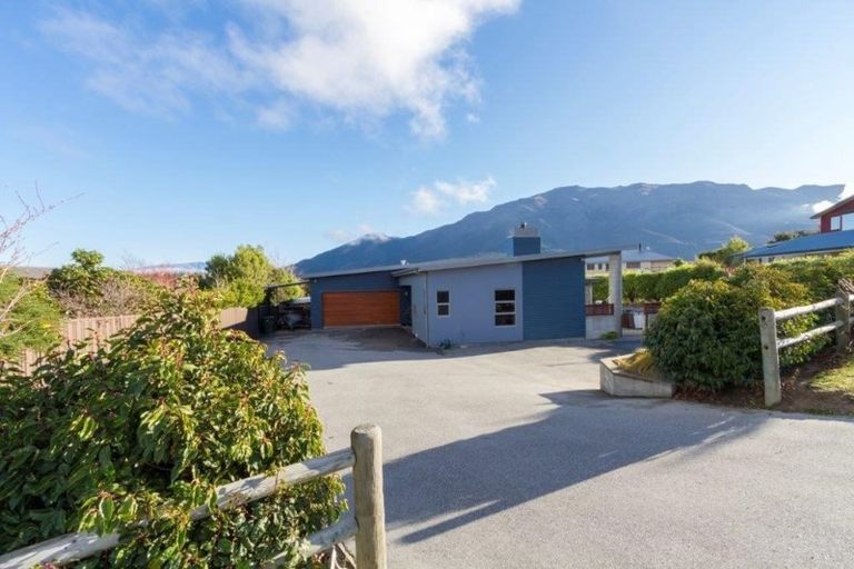 Photo of property in 8 Moraine Place, Lake Hawea, Wanaka, 9382