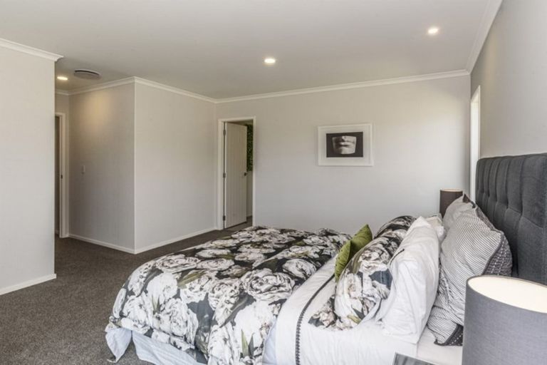 Photo of property in 2 Oakmont Crescent, Waiwhakaiho, New Plymouth, 4312