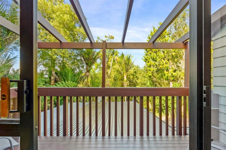 Photo of property in 560 Scenic Drive, Waiatarua, Auckland, 0612