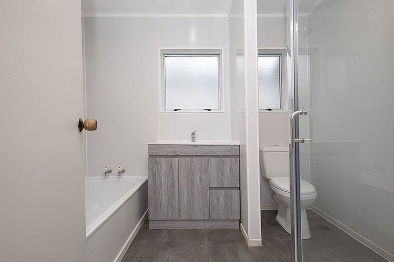 Photo of property in 18 Sarona Avenue, Glen Eden, Auckland, 0602