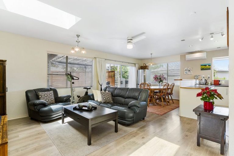 Photo of property in 3a Leiden Place, Totara Vale, Auckland, 0629