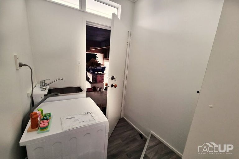 Photo of property in 2/10 Kemp Road, Massey, Auckland, 0614