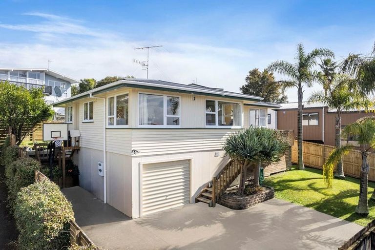 Photo of property in 2/42 Bruce Road, Glenfield, Auckland, 0629