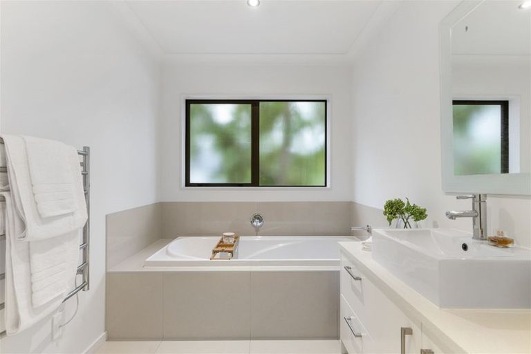 Photo of property in 31 Trotting Terrace, Fairview Heights, Auckland, 0632