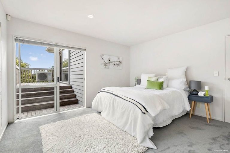 Photo of property in 2/190 Sunnynook Road, Totara Vale, Auckland, 0627