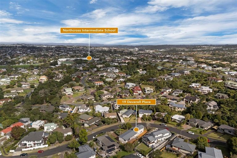 Photo of property in 19 Deverell Place, Northcross, Auckland, 0632