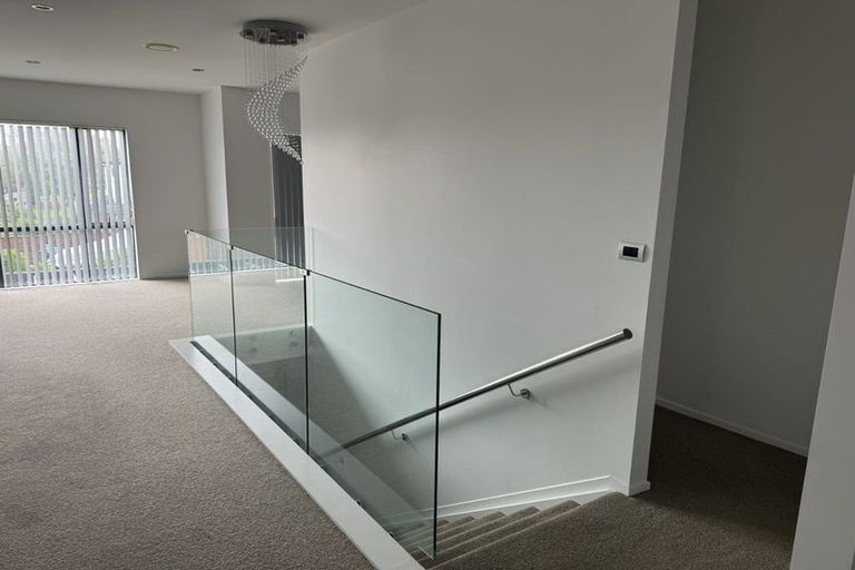 Photo of property in 30 Midhurst Avenue, Henderson, Auckland, 0612