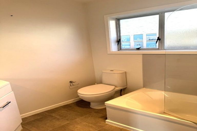 Photo of property in 12 Dawnhaven Drive, Te Atatu Peninsula, Auckland, 0610