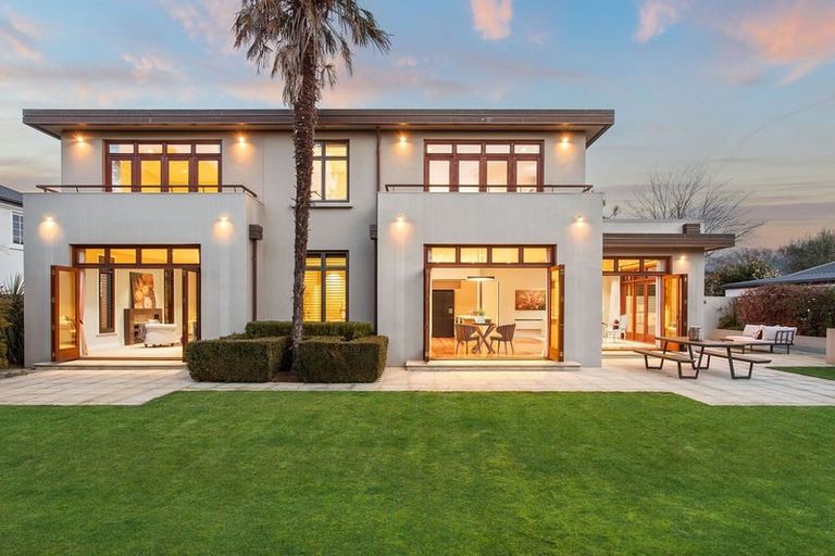 Photo of property in 118 Straven Road, Fendalton, Christchurch, 8014