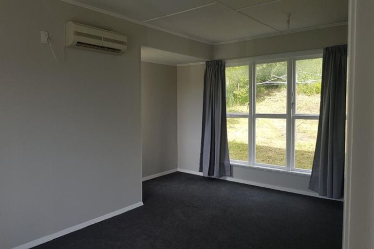 Photo of property in 2a-2b Devon Place, Cannons Creek, Porirua, 5024