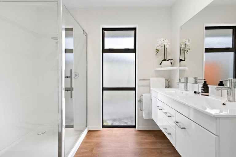 Photo of property in 4 Cone Peak Close, Lake Hayes, Queenstown, 9304