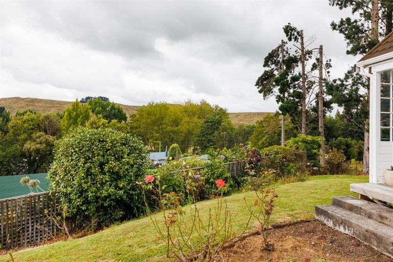 Photo of property in 7 Feltham Street, Hunterville, 4730