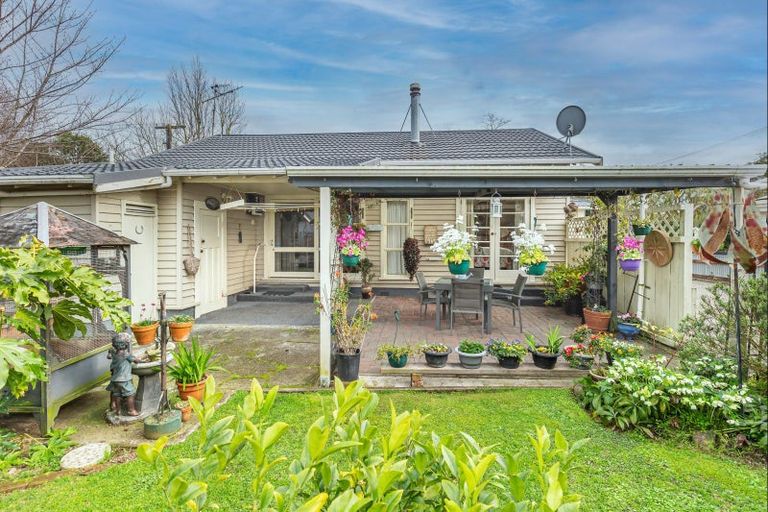Photo of property in 48 Queenwood Road, Levin, 5510