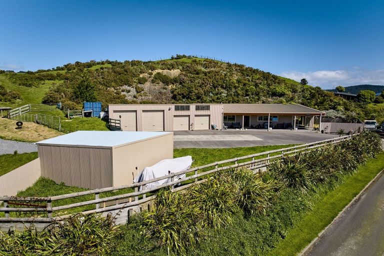 Photo of property in 132 Bing Lucas Drive, Tawa, Wellington, 5028