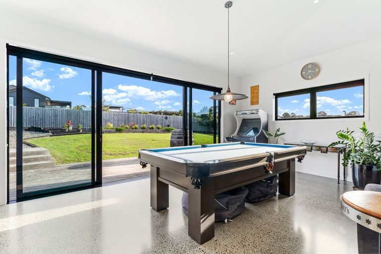 Photo of property in 7 Laguna Place, Matakatia, Whangaparaoa, 0930