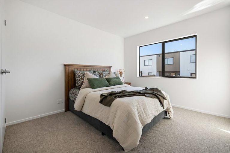 Photo of property in 2/529g Massey Road, Mangere, Auckland, 2022