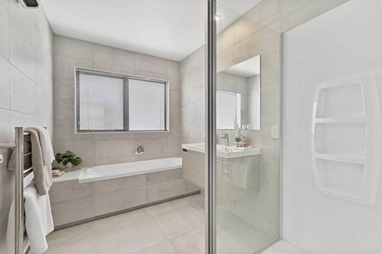 Photo of property in 28 Pepene Avenue, Takanini, 2112