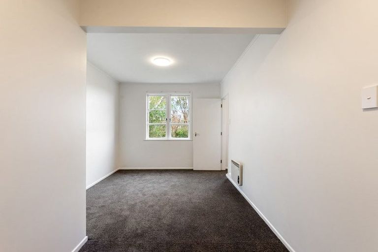 Photo of property in 98 Ruskin Road, Newlands, Wellington, 6037