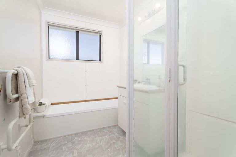 Photo of property in 121 Westchester Drive, Churton Park, Wellington, 6037