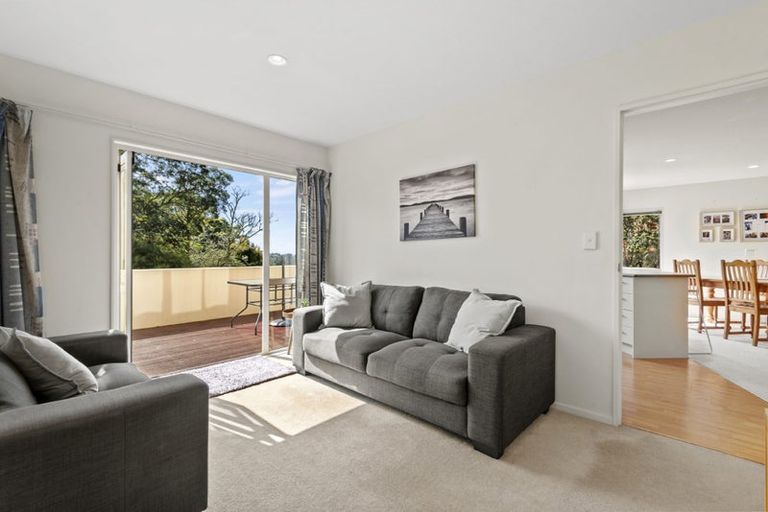 Photo of property in 8 Greenleaf Way, Northcross, Auckland, 0630