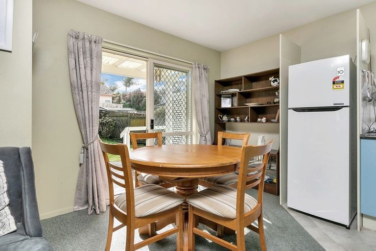 Photo of property in 2/218 Sunnynook Road, Totara Vale, Auckland, 0627