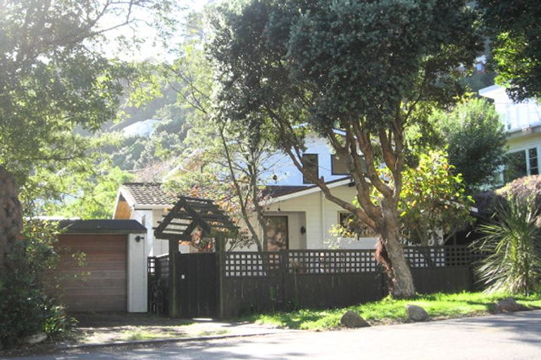 Photo of property in 5 Rona Street, Eastbourne, Lower Hutt, 5013