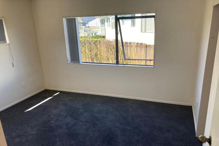 Photo of property in 10 Loughanure Place, Massey, Auckland, 0614
