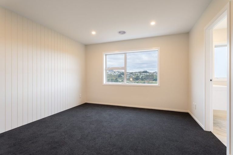 Photo of property in 70 Farnworth Terrace, Glenside, Wellington, 6037