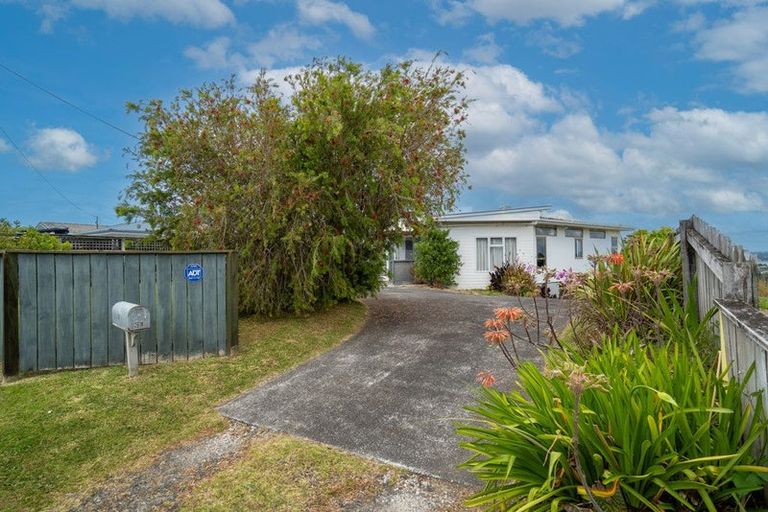 Photo of property in 31 Roberts Road, Matakatia, Whangaparaoa, 0930